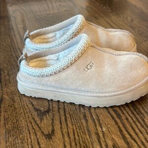 UGG Cream Slippers with Plush Material and Thick Rubber Sole